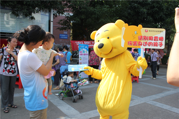 5月29日，梧州市婦幼保健院到潘塘公園參與衛(wèi)生系統(tǒng)開展的世界無煙日宣傳活動(dòng)，該院醫(yī)務(wù)人員扮成可愛的卡通造型，呼吁市民為孩