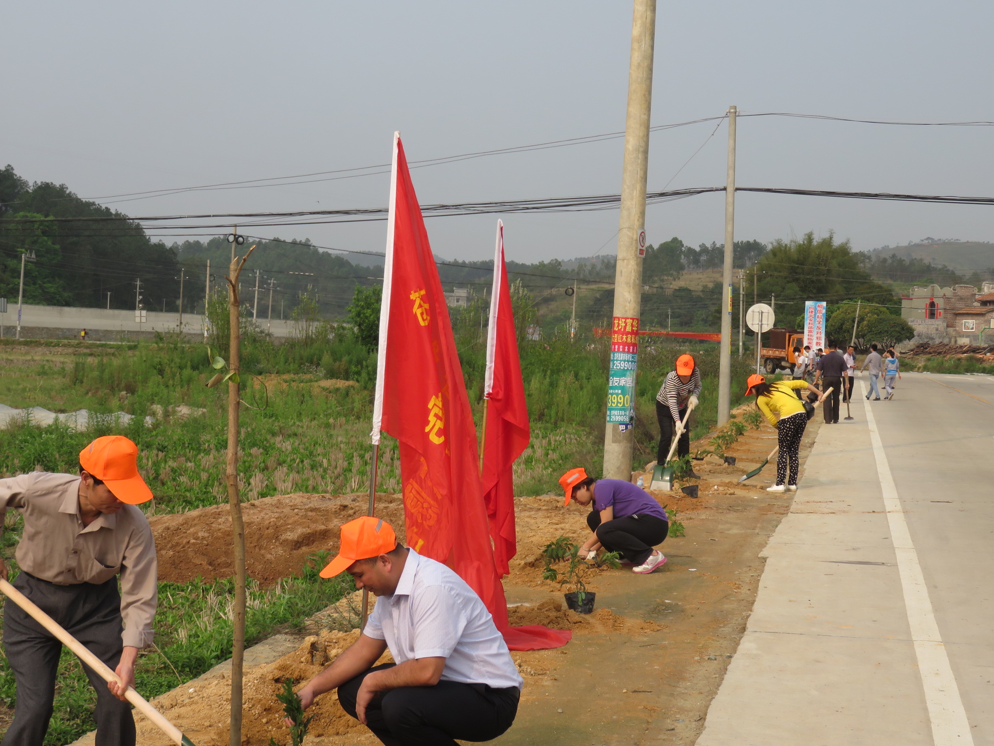 3月19日，龍圩區(qū)人民政府麥用潤副區(qū)長、大坡鎮(zhèn)政府鐘柱海書記、桂東公路管理局陳志武書記、蒼梧公路管理局樂金梅局長等領(lǐng)導(dǎo)與