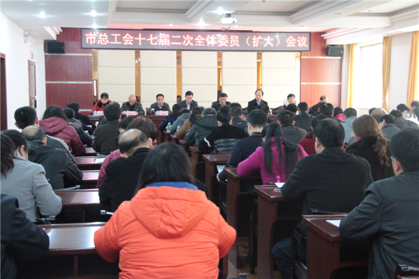 3月11日，梧州市總工會(huì)召開十七屆二次全委會(huì)（擴(kuò)大）會(huì)議，市委副書記蔣海東發(fā)表講話，市總工會(huì)黨組書記、常務(wù)副主席朱明勝作