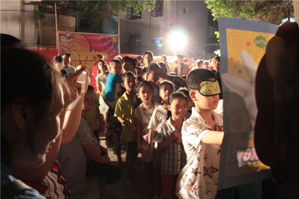 在中秋節(jié)來臨之際，為進一步拓展“雙報到”活動，踐行“兩學(xué)一做”學(xué)習(xí)教育，關(guān)愛社區(qū)職工群眾，營造歡樂祥和的節(jié)日氛圍，梧州市
