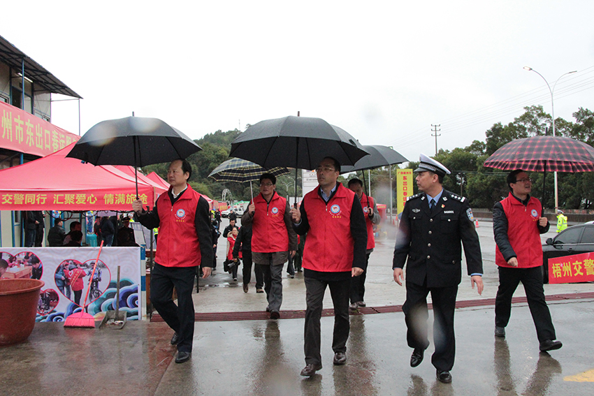市委常委、組織部部長張惠強(qiáng)，市人大副主任、市總工會主席徐遠(yuǎn)洲一行在東出口春運(yùn)服務(wù)站視察各行業(yè)愛心服務(wù)站.jpg