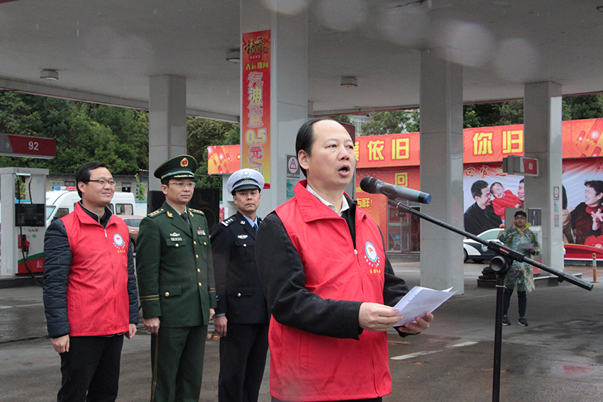 市人大副主任、市總工會主席徐遠(yuǎn)洲在主持“暖流活動”啟動儀式.jpg