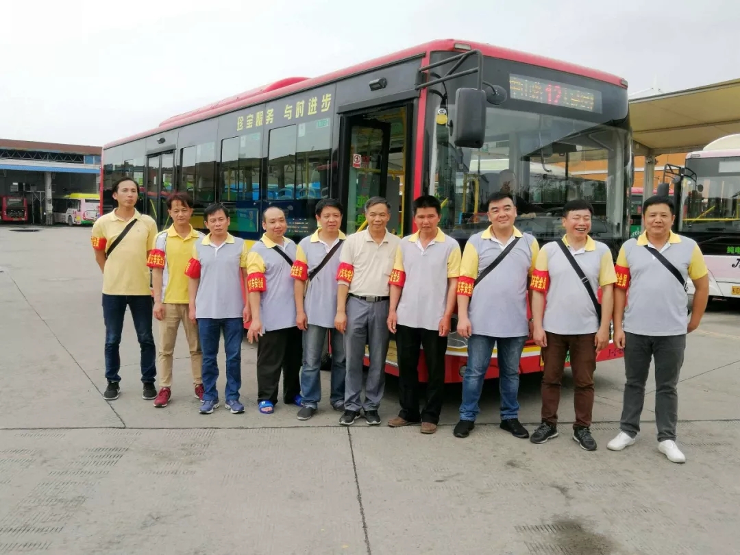 你坐過(guò)12路公交車嗎？為你服務(wù)的是“全國(guó)工人先鋒號(hào)”哦