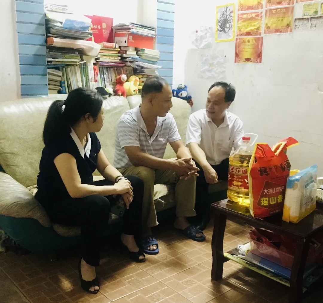 節(jié)日慰問暖人心，結(jié)對幫扶情誼真