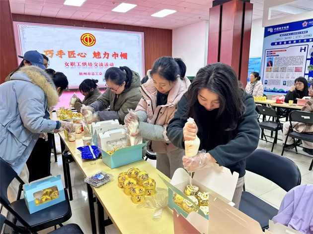 “花”樣過(guò)節(jié)，綻放巾幗芳華系列（五）丨市總工會(huì)開(kāi)展“巧手匠心 魅力巾幗”女職工技藝交流活動(dòng)