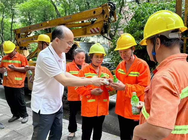 清涼驅(qū)暑熱，關(guān)懷沁人心丨梧州市總工會(huì)與愛(ài)心企業(yè)為艱苦崗位一線職工送清涼