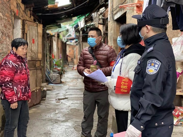 圖2.2月4日，萬秀區(qū)總工會(huì)主席莫培燁到龍骨社區(qū)協(xié)助開展疫情防控核查和宣傳工作.jpg