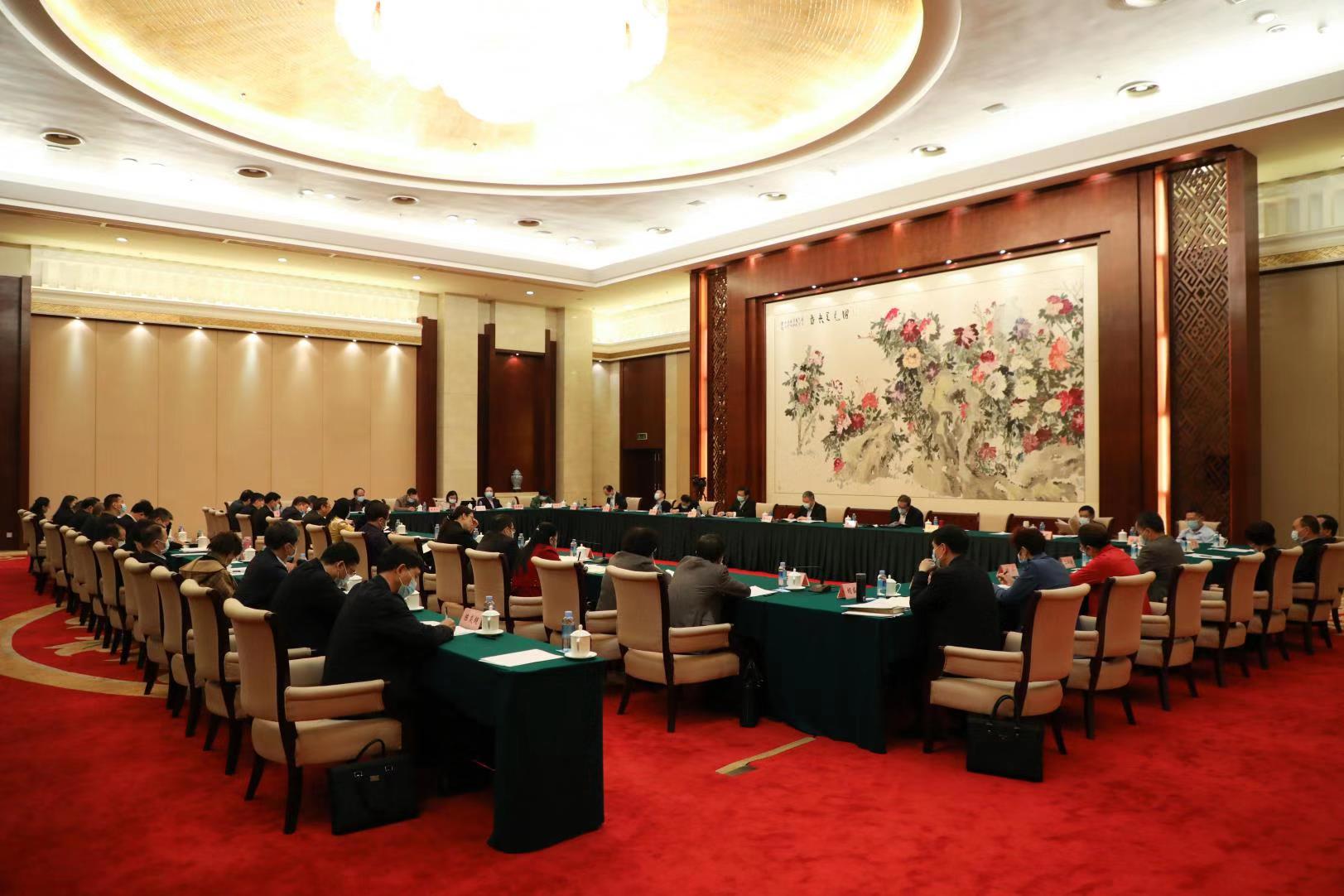 自治區(qū)政協(xié)十二屆四次會(huì)議召開(kāi)期間，工會(huì)界別委員結(jié)合工作實(shí)際，積極建言獻(xiàn)策——