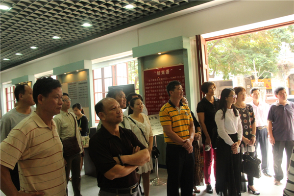 為踐行社會(huì)主義核心價(jià)值觀，進(jìn)一步弘揚(yáng)優(yōu)秀傳統(tǒng)文化，引領(lǐng)全市廣大職工群眾文明祭祖，文明追思。4月3日梧州市總工會(huì)組織干部職